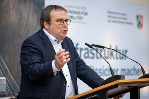 NRW-Verkehrsminister Oliver Krischer sorgt sich um die Brücken im Land. (Archivbild) Foto: Christoph Reichwein/dpa