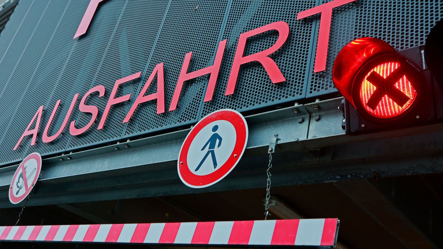 Frankfurt bietet nun online einen Überblick über die Situation in den Parkhäusern (Symbolbild) Foto: Matthias Bein/dpa