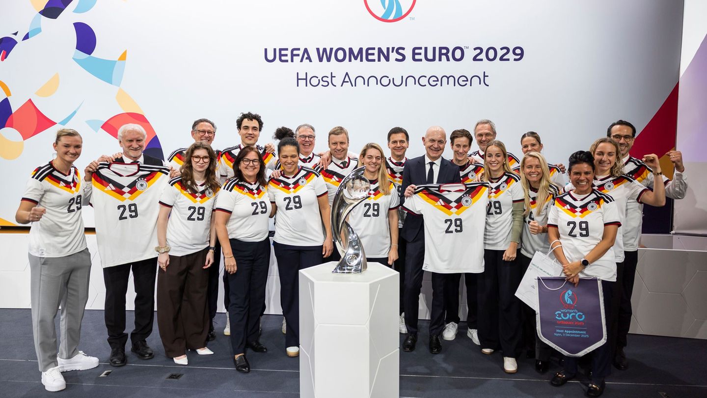 Die deutsche Delegation bejubelt den EM-Zuschlag. Foto: Cyril Zingaro/KEYSTONE/dpa