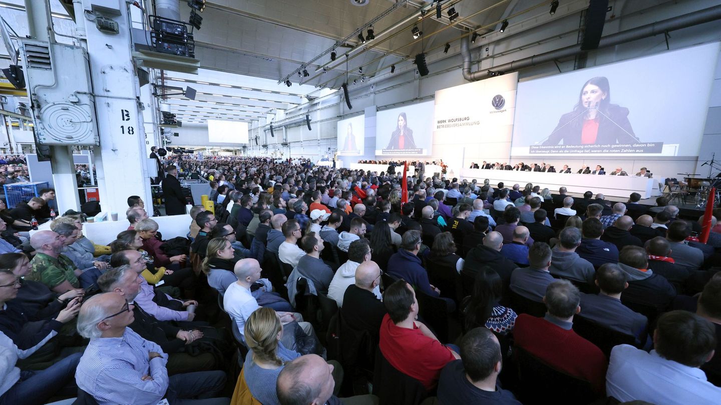 Die Betriebsratsvorsitzende Daniela Cavallo berichtete vor Tausenden Beschäftigten in Halle 11 über die Stimmung in der Belegsch