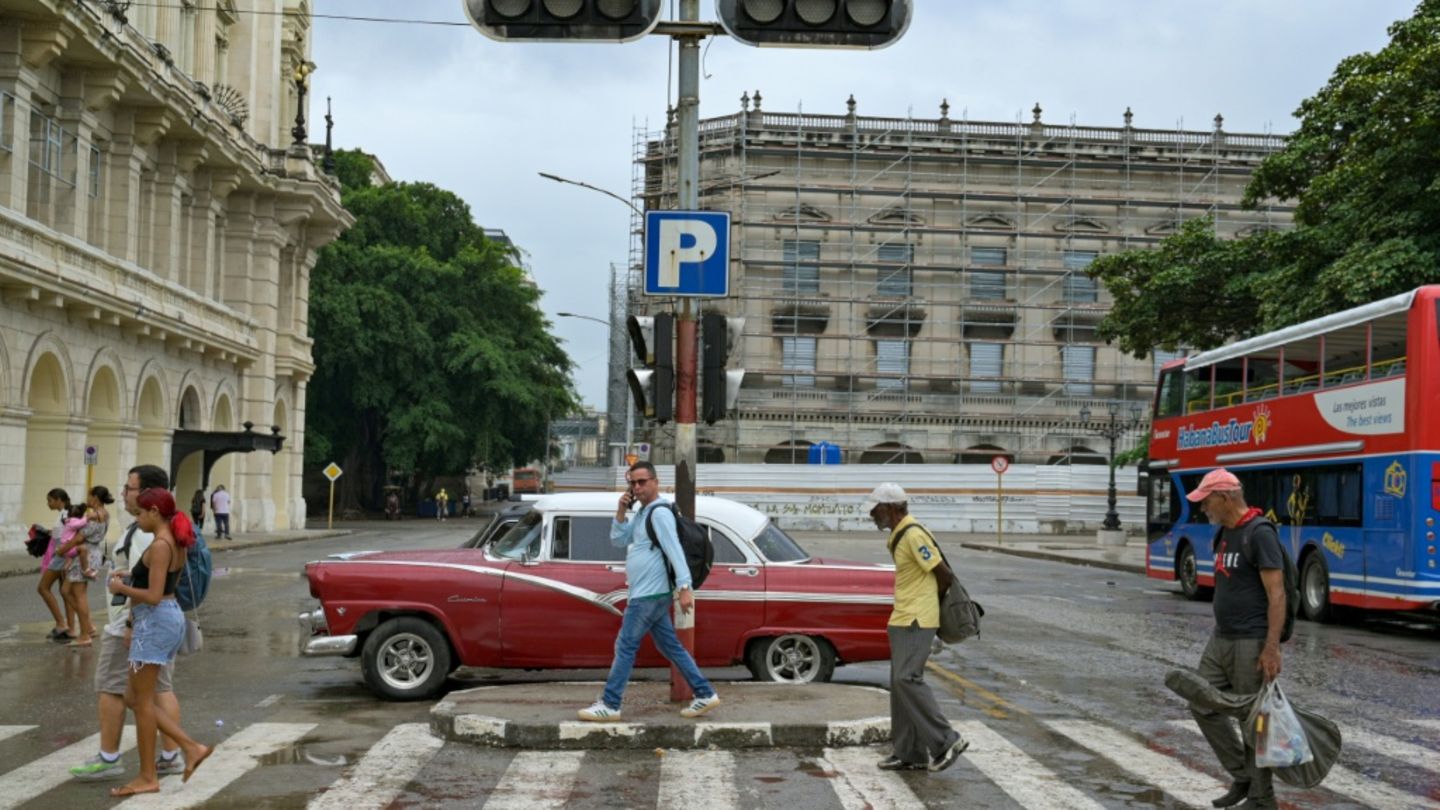 Fußgänger während eines Stromausfalls in Havanna