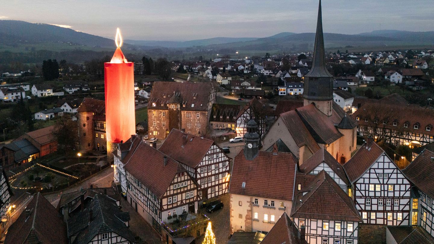 Sie leuchtet wieder: die Riesenkerze in der osthessischen Stadt Schlitz. Foto: Boris Roessler/dpa
