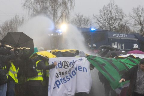 Beim Protest gegen die AfD-Jugend kam es auch zu Krawallen und Ausschreitungen. Foto: Lando Hass/dpa