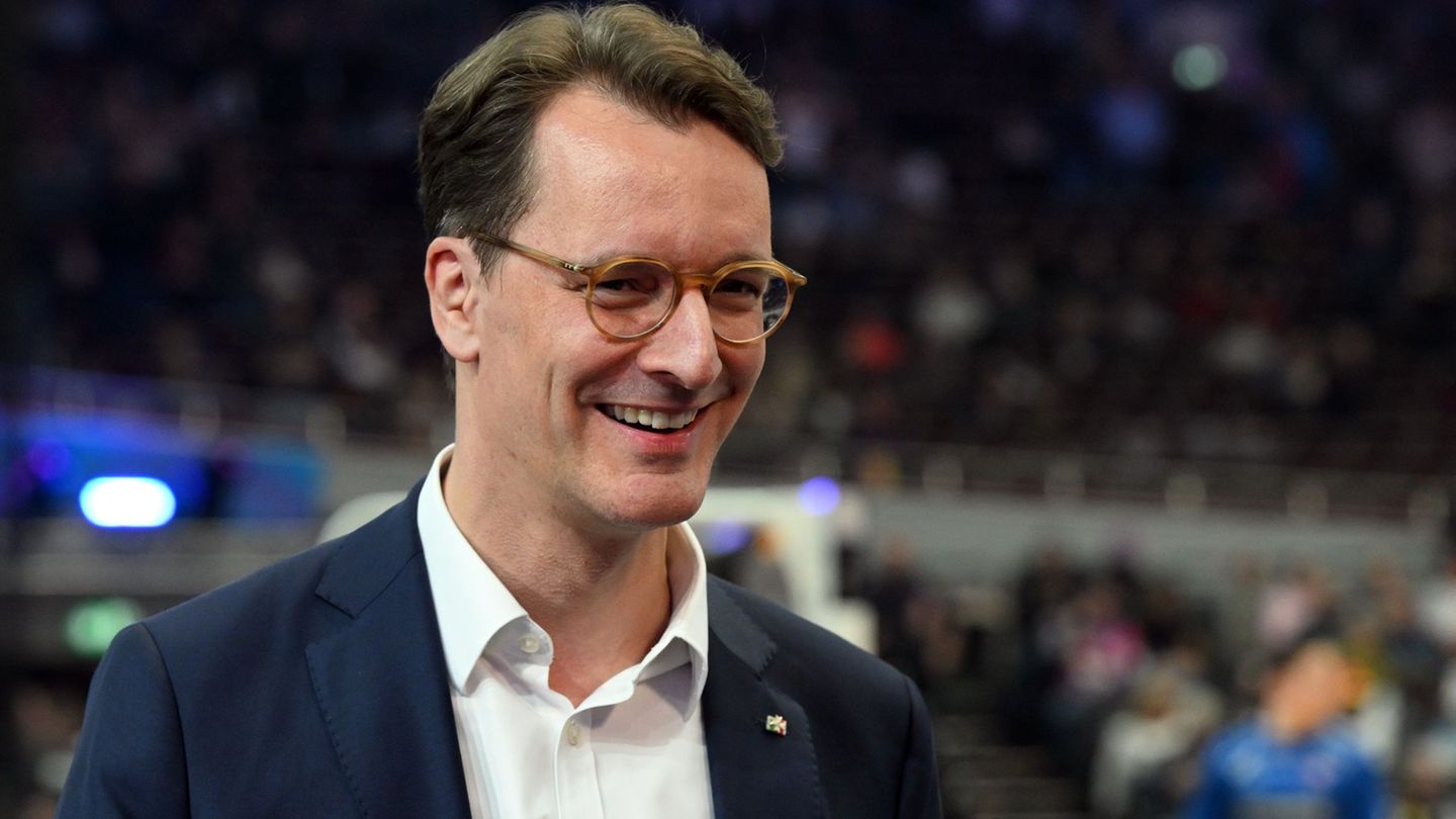 Nordrhein-Westfalens Ministerpräsident Hendrik Wüst (CDU) ist begeistert über die Frauen-Fußball-EM 2029 in Deutschland. (Archiv