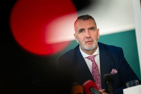 Thüringens Digitalminister Steffen Schütz ist gegen eine europäische Chatkontrolle. (Archivbild) Foto: Jacob Schröter/dpa