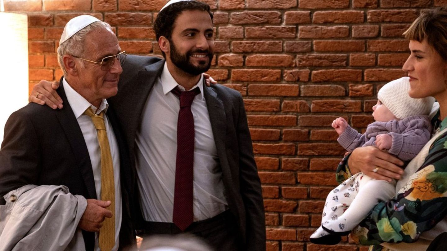 "Schattenmord: Unter Feinden": Rabbiner Samuel Rivkin (Garry Fischmann) begleitet Oberstaatsanwalt Frank Leuw (Dani Levy, l.)