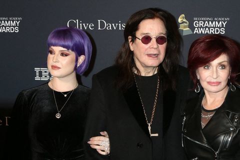Ozzy Osbourne mit seiner Tochter Kelly und Ehefrau Sharon im Jahr 2020.
