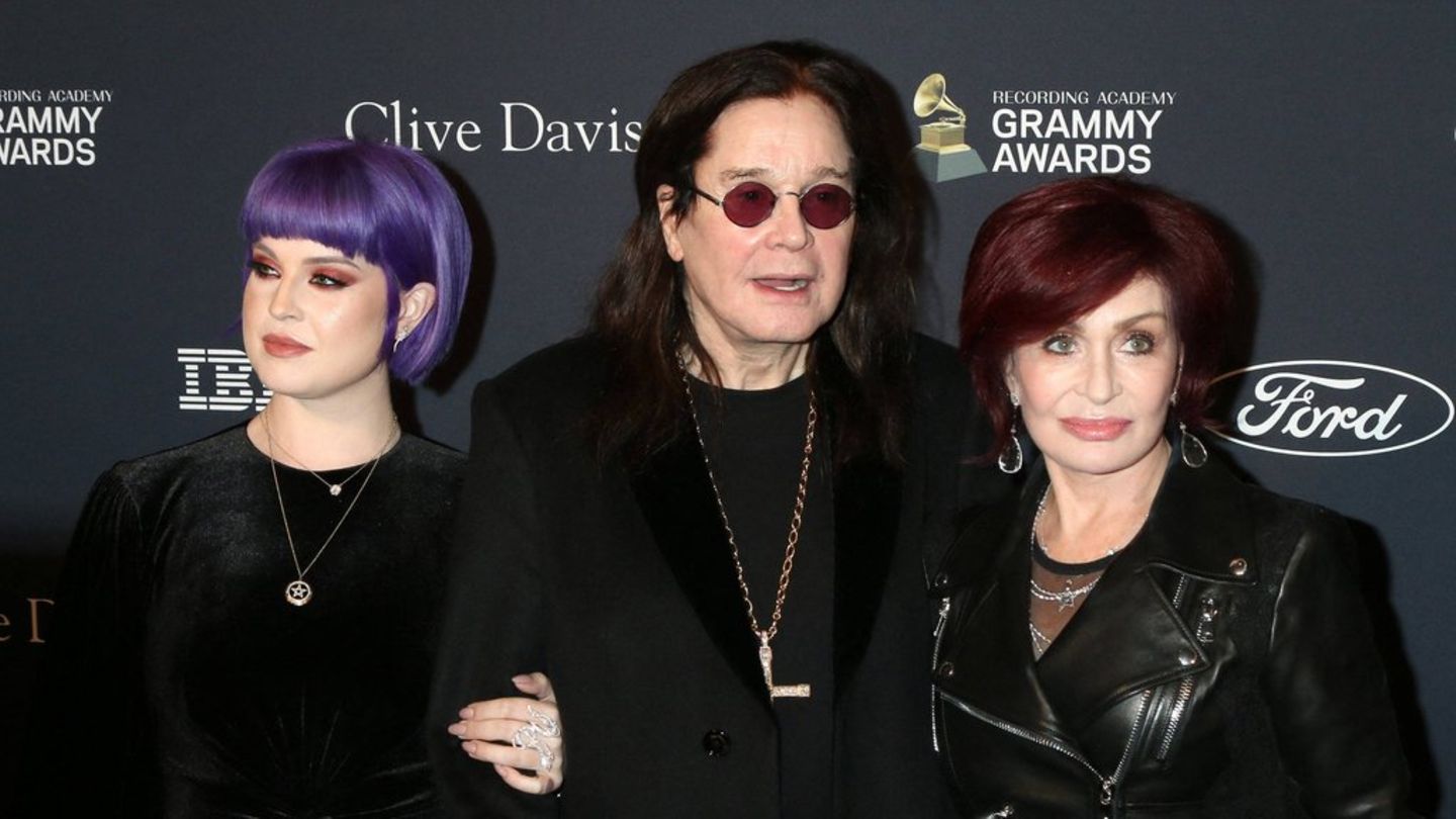 Ozzy Osbourne mit seiner Tochter Kelly und Ehefrau Sharon im Jahr 2020.