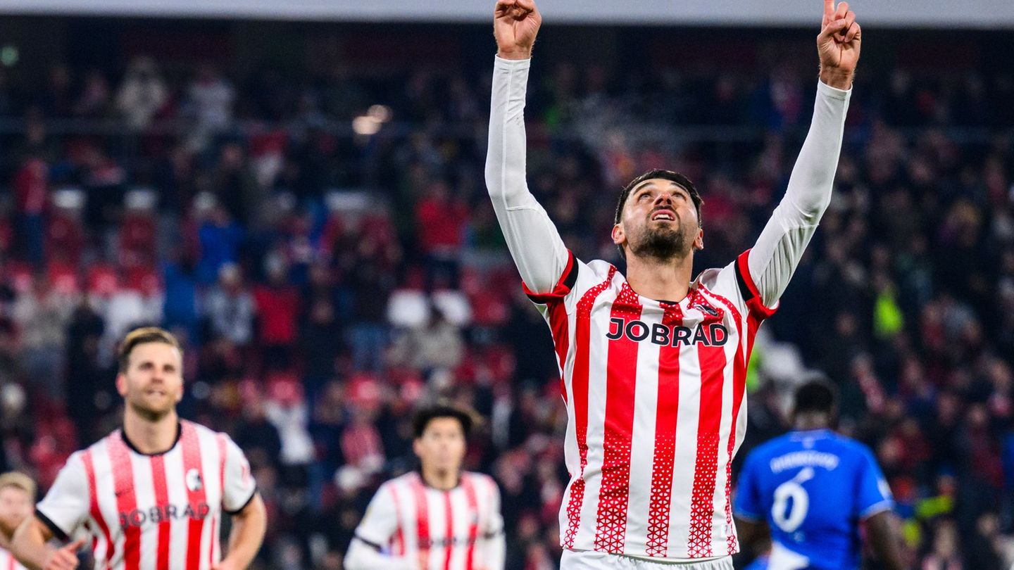 Grifo trifft schon wieder: Der Offensivspieler verwandelte den Elfmeter zum 1:0. Foto: Tom Weller/dpa