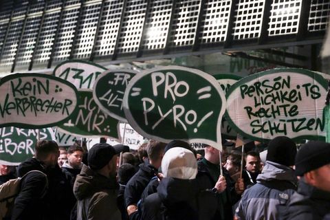 Am ersten Tag der Innenministerkonferenz in Bremen haben Hunderte Fußballfans gegen verschärfte Sicherheitsmaßnahmen beim Fußbal