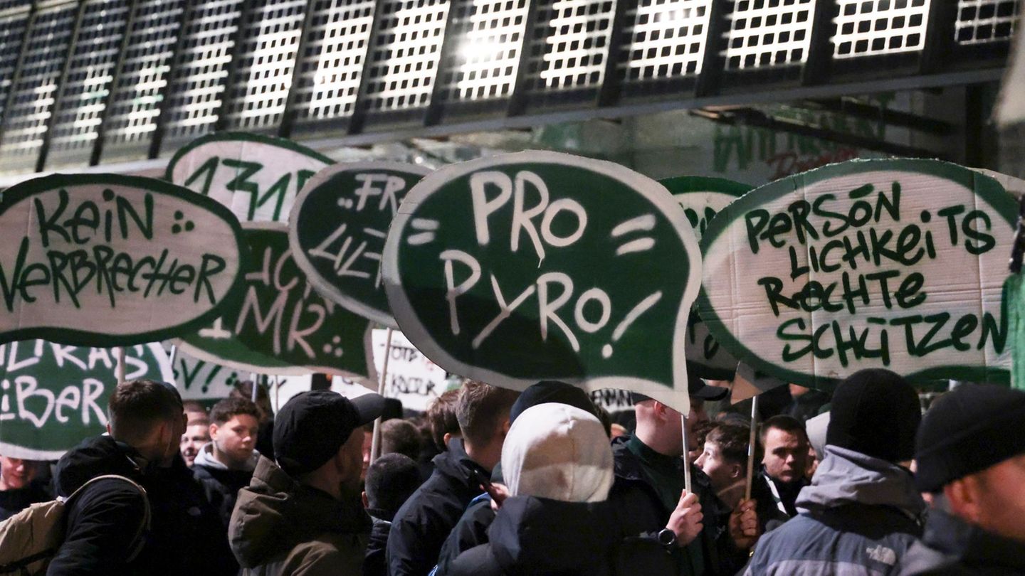 Am ersten Tag der Innenministerkonferenz in Bremen haben Hunderte Fußballfans gegen verschärfte Sicherheitsmaßnahmen beim Fußbal