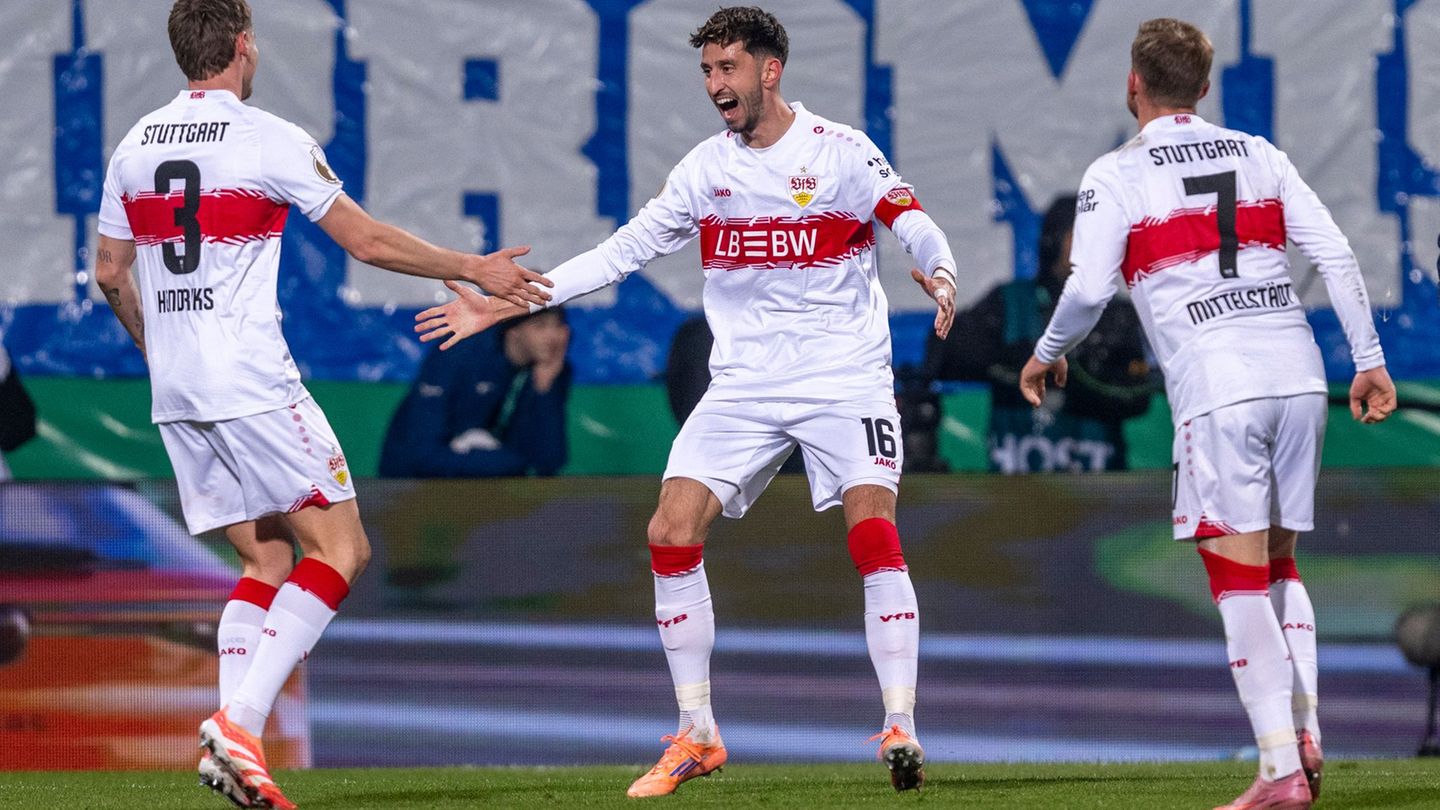 Der VfB feiert die 1:0-Führung in Bochum. Foto: David Inderlied/dpa