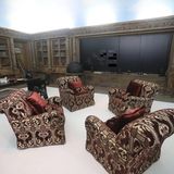 Ein opulentes Büro mit Bibliothek. Auf einer großen Tafel sind Worte gekritzelt