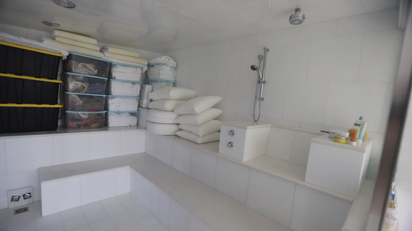 Ein Raum, offenbar ein Badezimmer, wurde anscheinend auch als Lagerraum genutzt