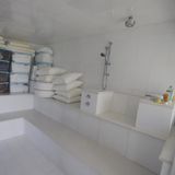 Ein Raum, offenbar ein Badezimmer, wurde anscheinend auch als Lagerraum genutzt