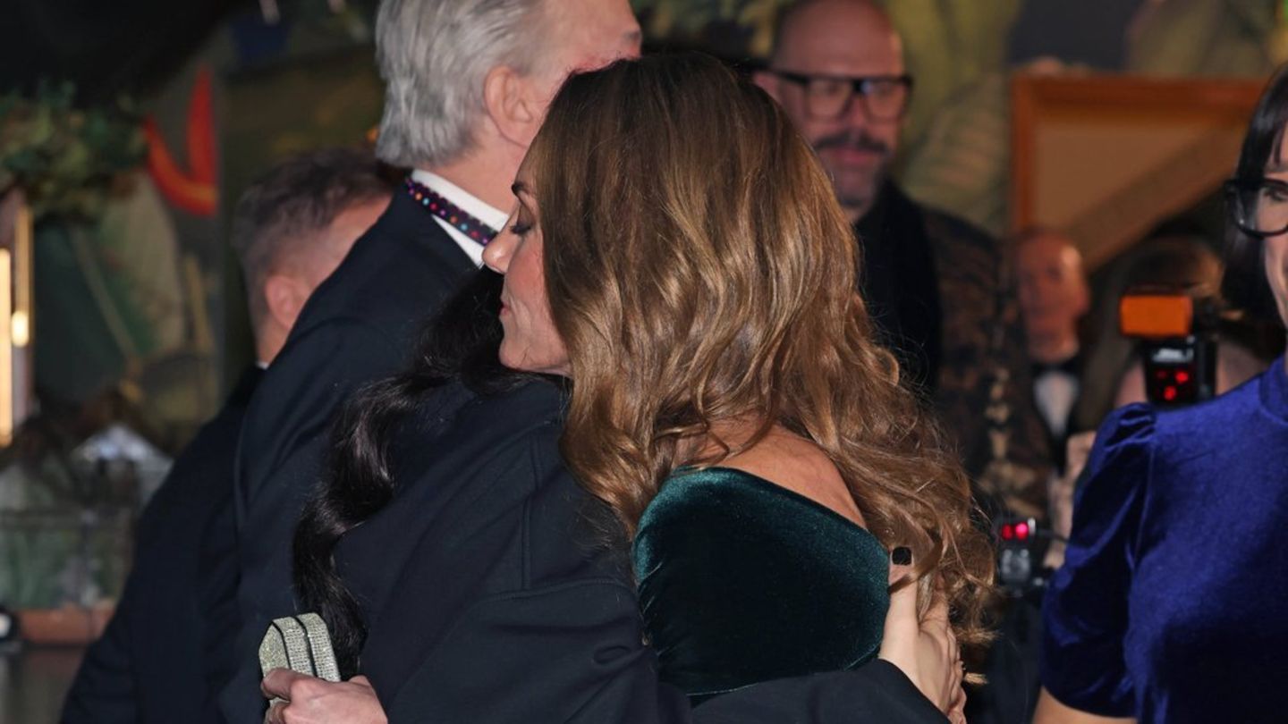 Jessie J (l.) hat Prinzessin Kate bei einer Veranstaltung in London umarmt.