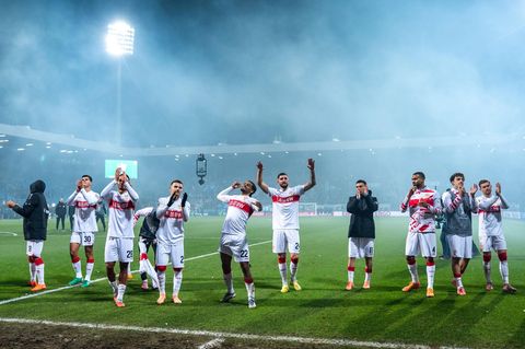 Die Stuttgarter Spieler jubeln nach dem Spiel gegen Bochum mit ihren Fans