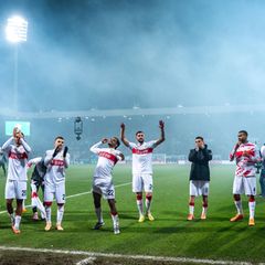 Die Stuttgarter Spieler jubeln nach dem Spiel gegen Bochum mit ihren Fans