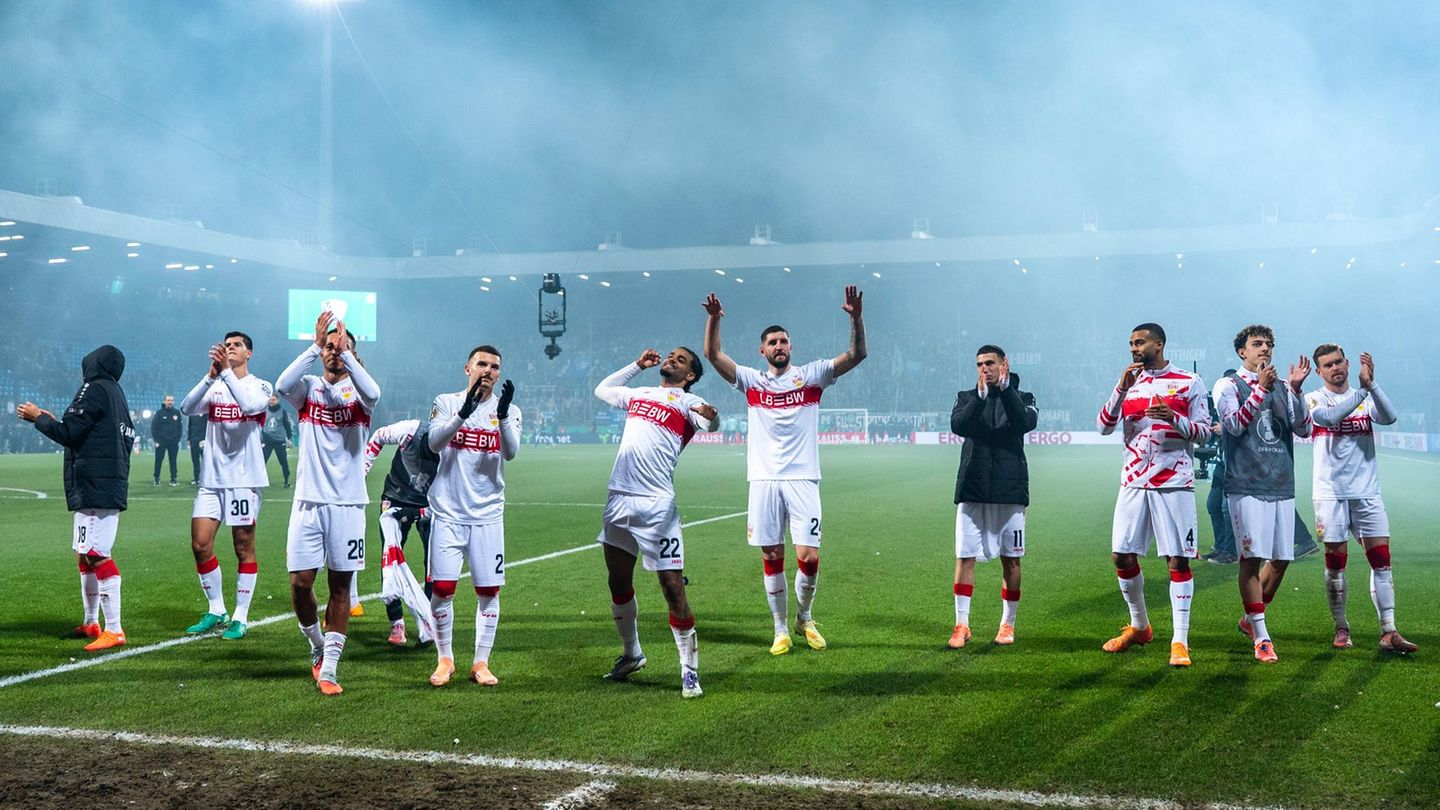 Die Stuttgarter Spieler jubeln nach dem Spiel gegen Bochum mit ihren Fans