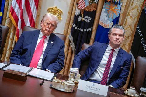 US-Präsident Donald Trump (l.) und sein (umstrittener) Mann im Pentagon: Pete Hegseth