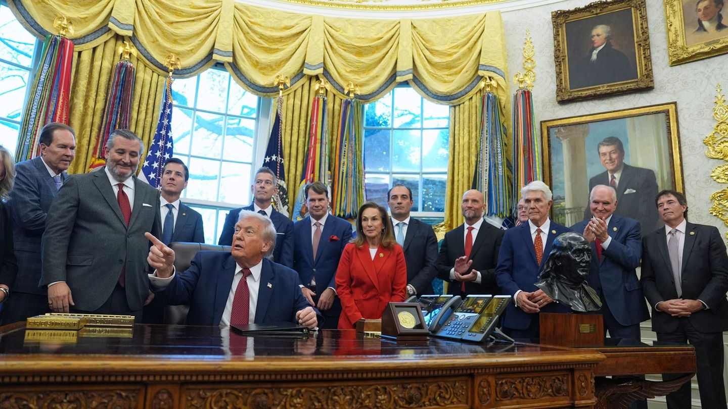 US-Präsident Donald Trump hält nichts von den Kraftstoffverbrauchsvorgaben seines Vorgängers Joe Biden. Foto: Evan Vucci/AP/dpa