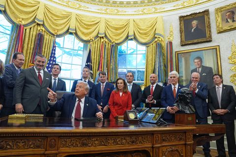 US-Präsident Donald Trump hält nichts von den Kraftstoffverbrauchsvorgaben seines Vorgängers Joe Biden. Foto: Evan Vucci/AP/dpa