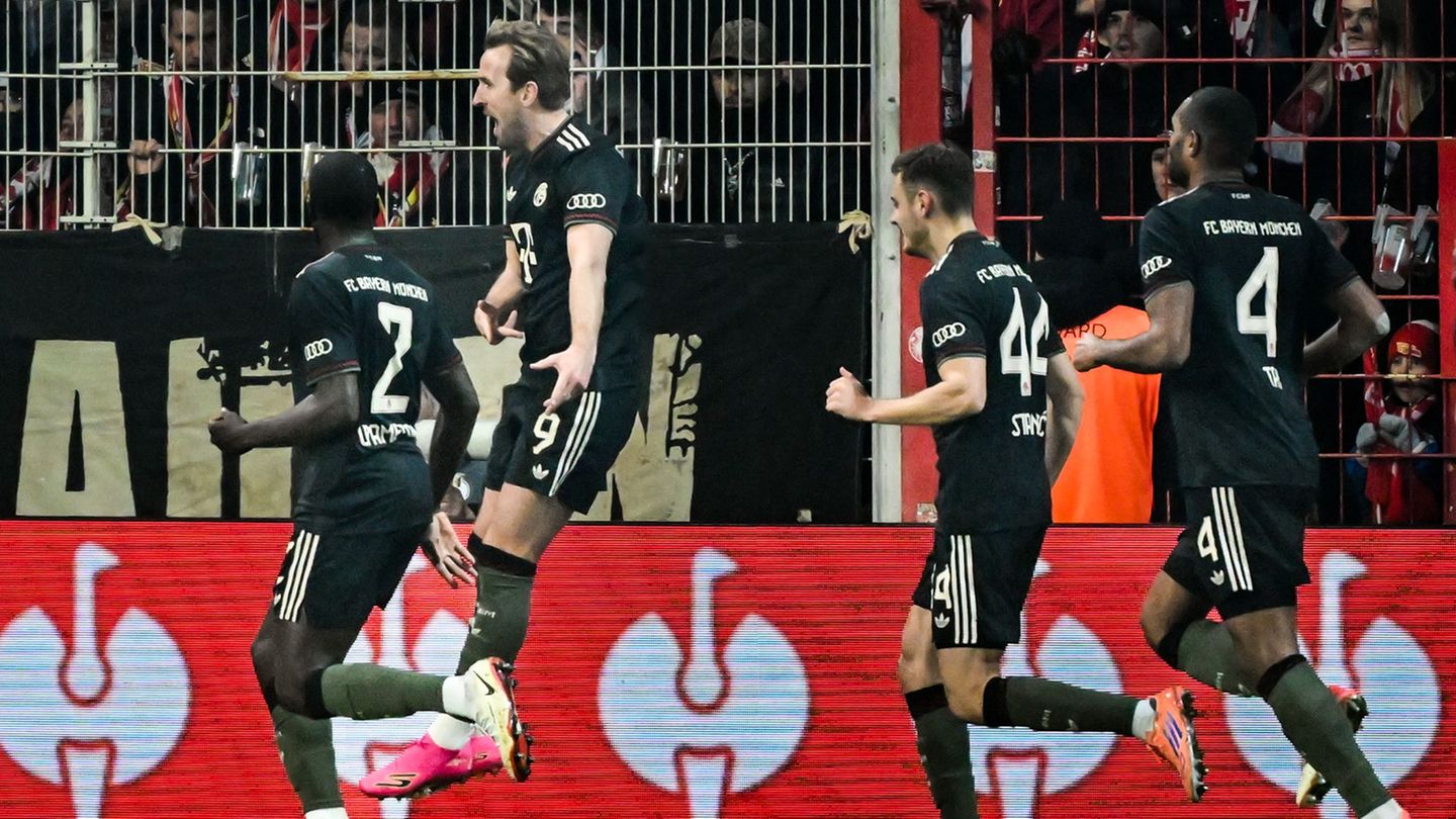 Auch Kane (M.) traf nach einem ruhenden Ball. Foto: Soeren Stache/dpa