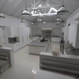 Eine große Küche samt Essbereich