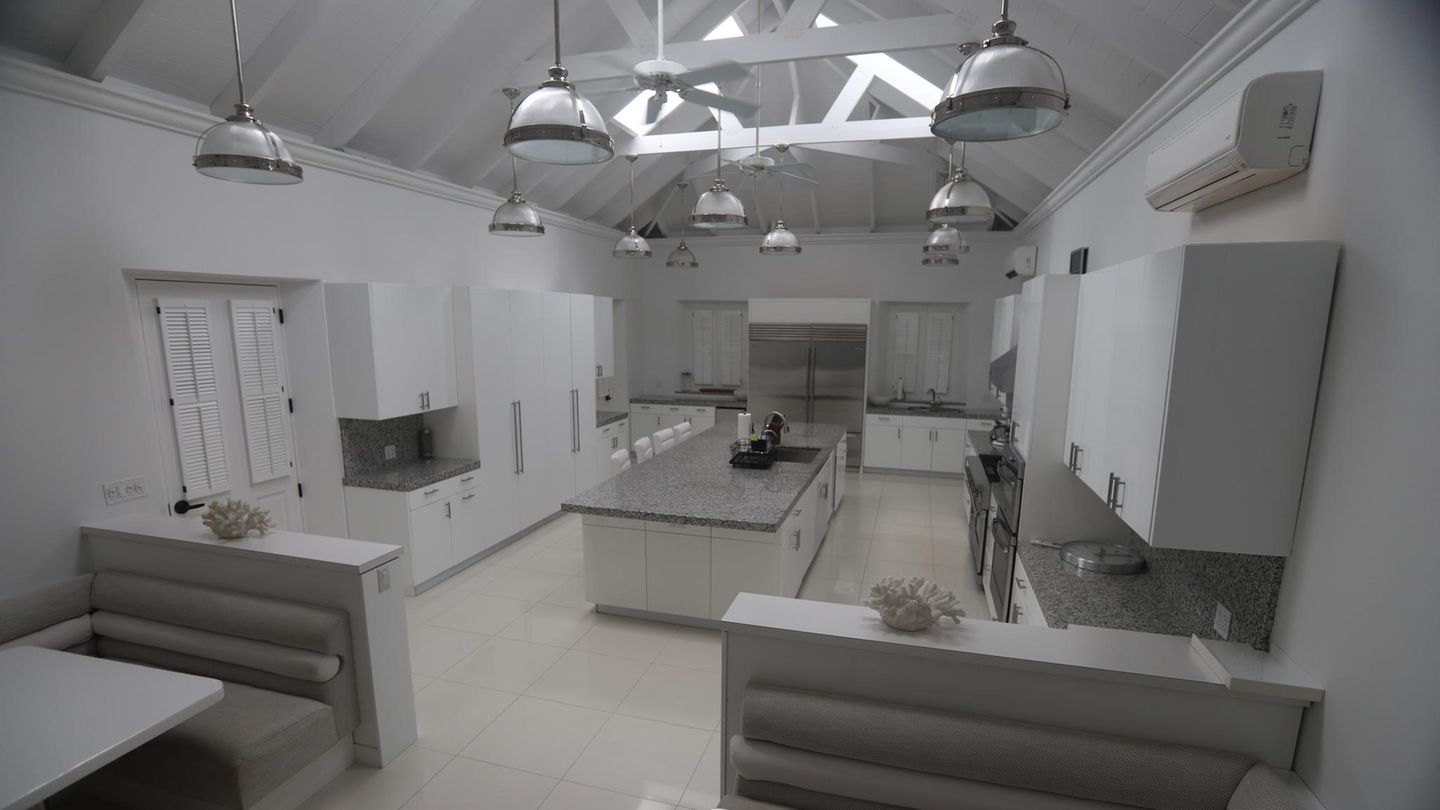 Eine große Küche samt Essbereich