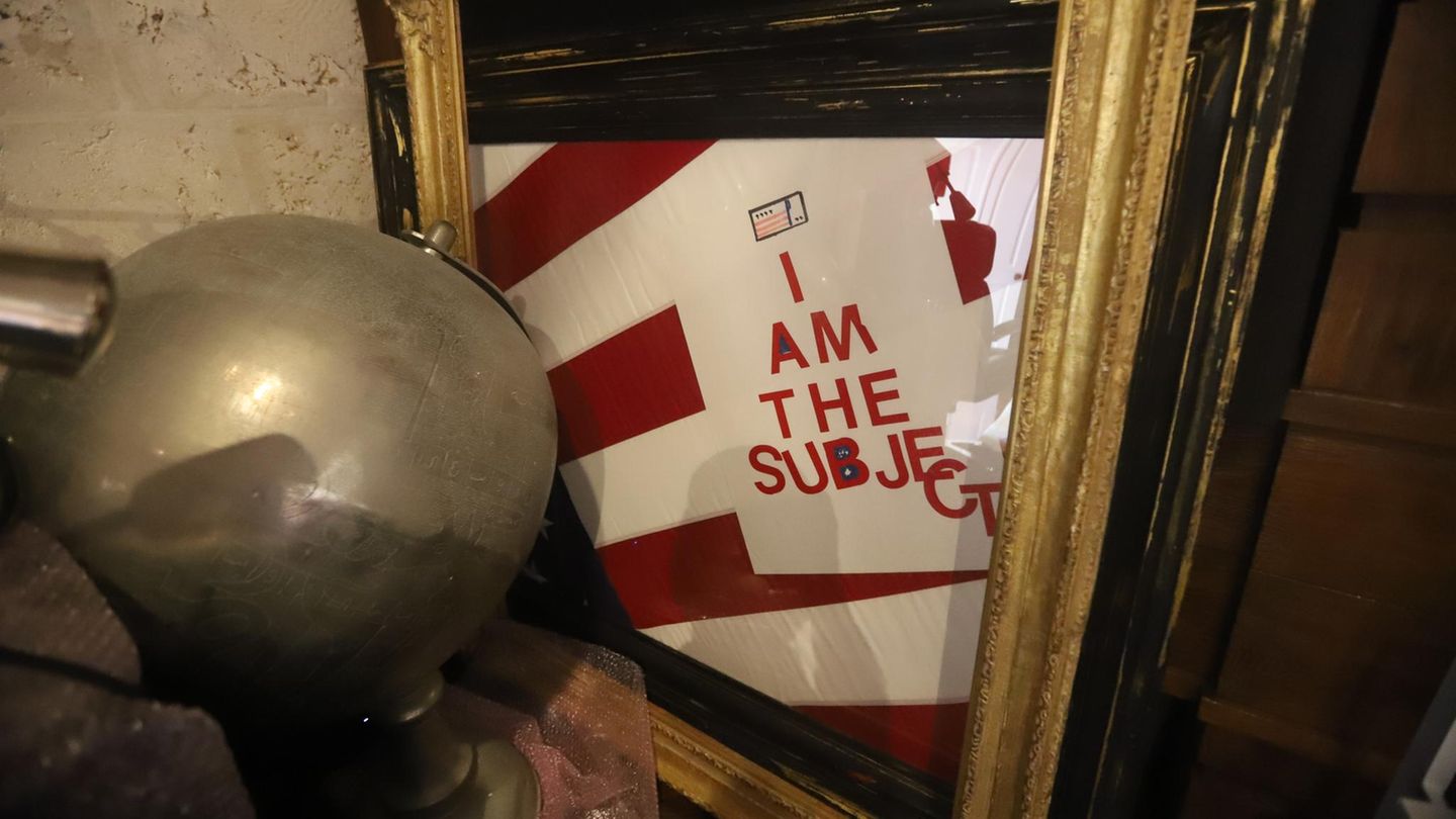 Ein Kunstwerk, das anscheinend eine US-Flagge sowie ein Papier mit dem Satz "I am the subject" ("Ich bin das Subjekt") beinhaltet. Was das wohl bedeuten soll?