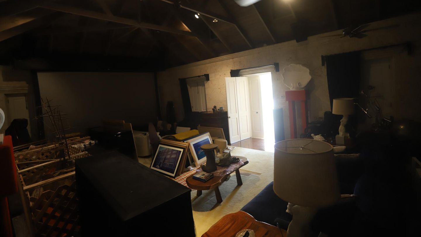 Dieses Foto, veröffentlicht vom House Democrats on the Oversight Committee, zeigt einen Raum, in dem offenbar mehrere Wohn- und Einrichtungsgegenstände gelagert wurden