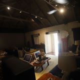 Dieses Foto, veröffentlicht vom House Democrats on the Oversight Committee, zeigt einen Raum, in dem offenbar mehrere Wohn- und Einrichtungsgegenstände gelagert wurden