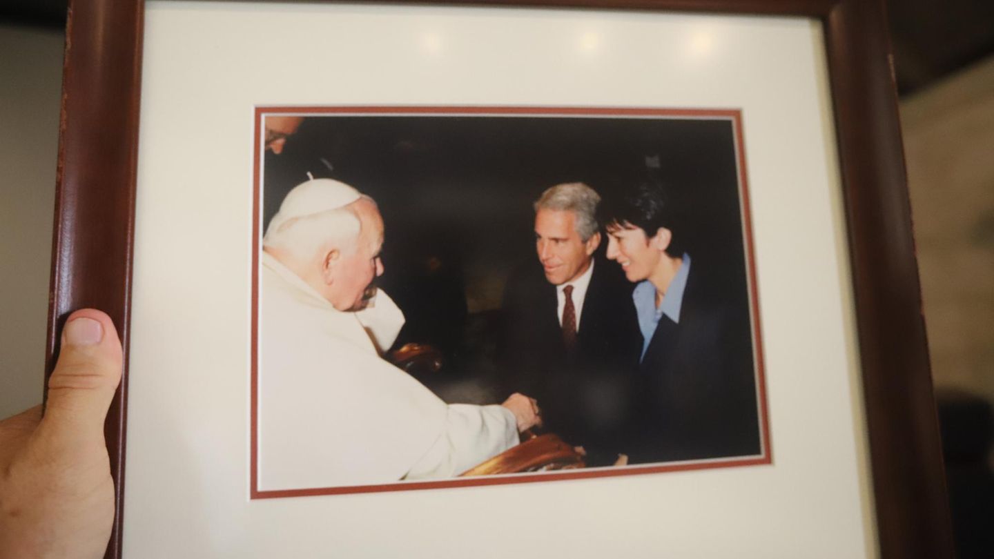 Aufnahme eines eingerahmten Fotos, das offenbar Jeffrey Epstein und seine Komplizin Ghislaine Maxwell bei einem Treffen mit dem Papst zeigt. Wann die Aufnahme entstanden ist, ist nicht bekannt