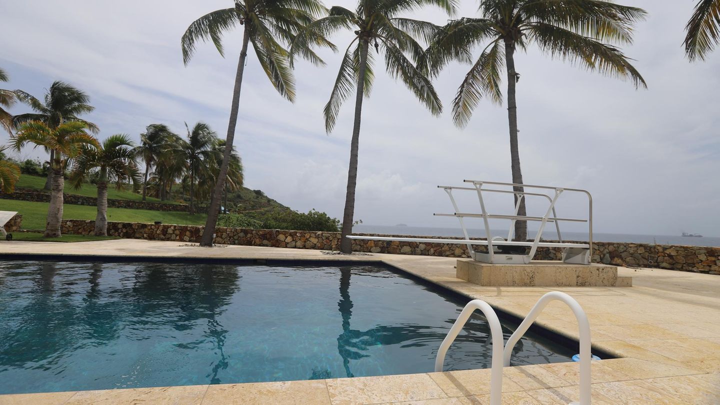 Swimmingpool samt Sprungbrett