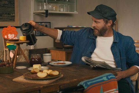 Wie früher mit dem "alten Eder" frühstückt der Pumuckl nun mit dessen Neffen Florian Eder (Florian Brückner).