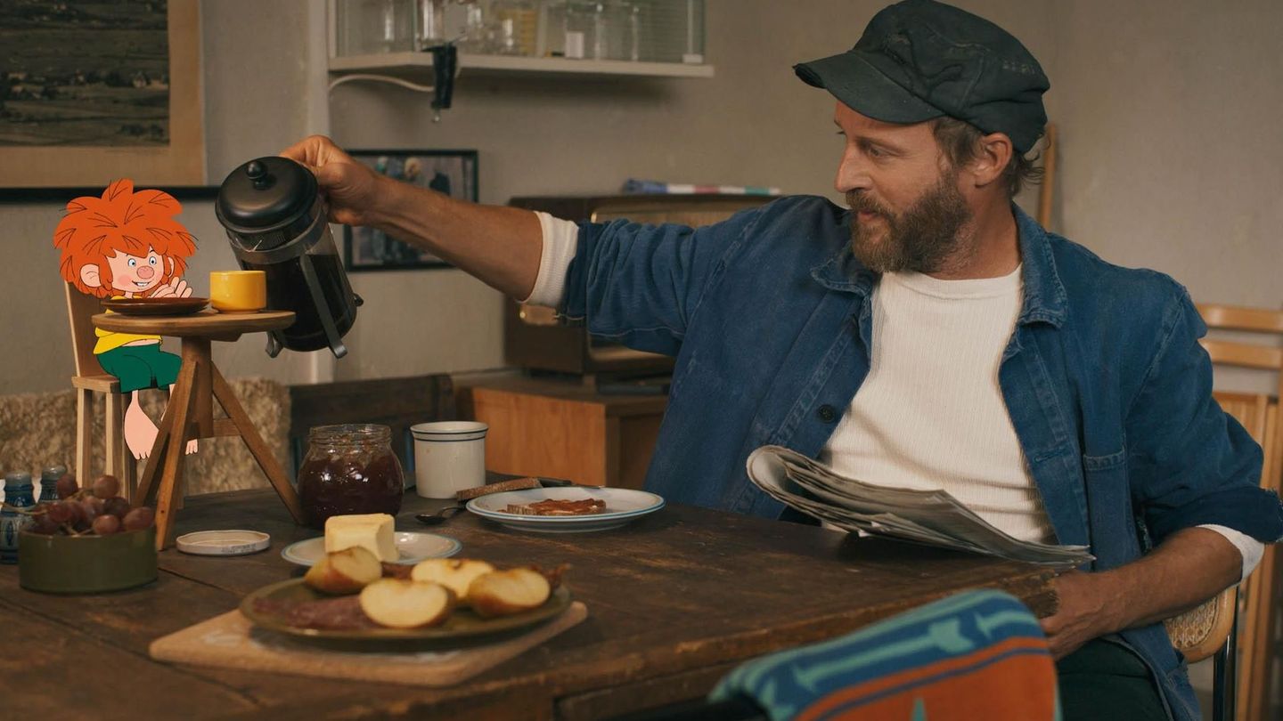 Wie früher mit dem "alten Eder" frühstückt der Pumuckl nun mit dessen Neffen Florian Eder (Florian Brückner).