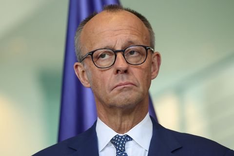 Friedrich Merz schaut skeptisch beim Stahlgipfel im November 2025 in Berlin. Die Probleme seiner Kanzlerschaft sind vielfältig. Am Ende seines ersten Reegierungsjahres stellt er sich den Fragen von 150 Bürgerinnen und Bürgern im ARD-Format "Arena – Ihre Fragen an Friedrich Merz".