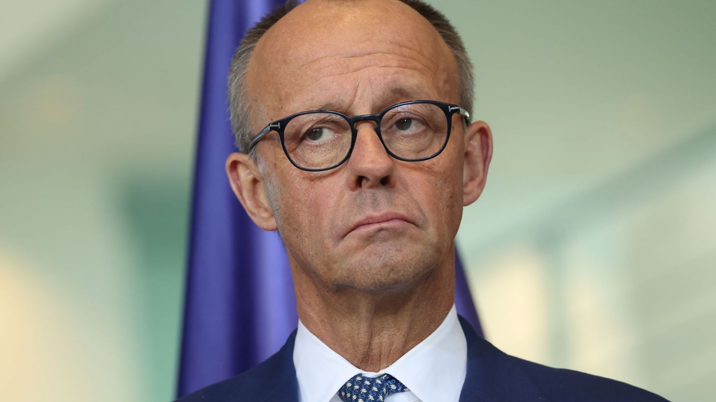 Friedrich Merz schaut skeptisch beim Stahlgipfel im November 2025 in Berlin. Die Probleme seiner Kanzlerschaft sind vielfältig. Am Ende seines ersten Reegierungsjahres stellt er sich den Fragen von 150 Bürgerinnen und Bürgern im ARD-Format "Arena – Ihre Fragen an Friedrich Merz".