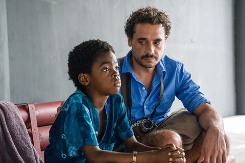 Thibaut (Jean Le Peltier, rechts) macht sich Sorgen um Gabriel (Tyron Bayineni). Er isst nicht, ist schlecht gelaunt, bockig. So als wäre er sauer auf ihn ...