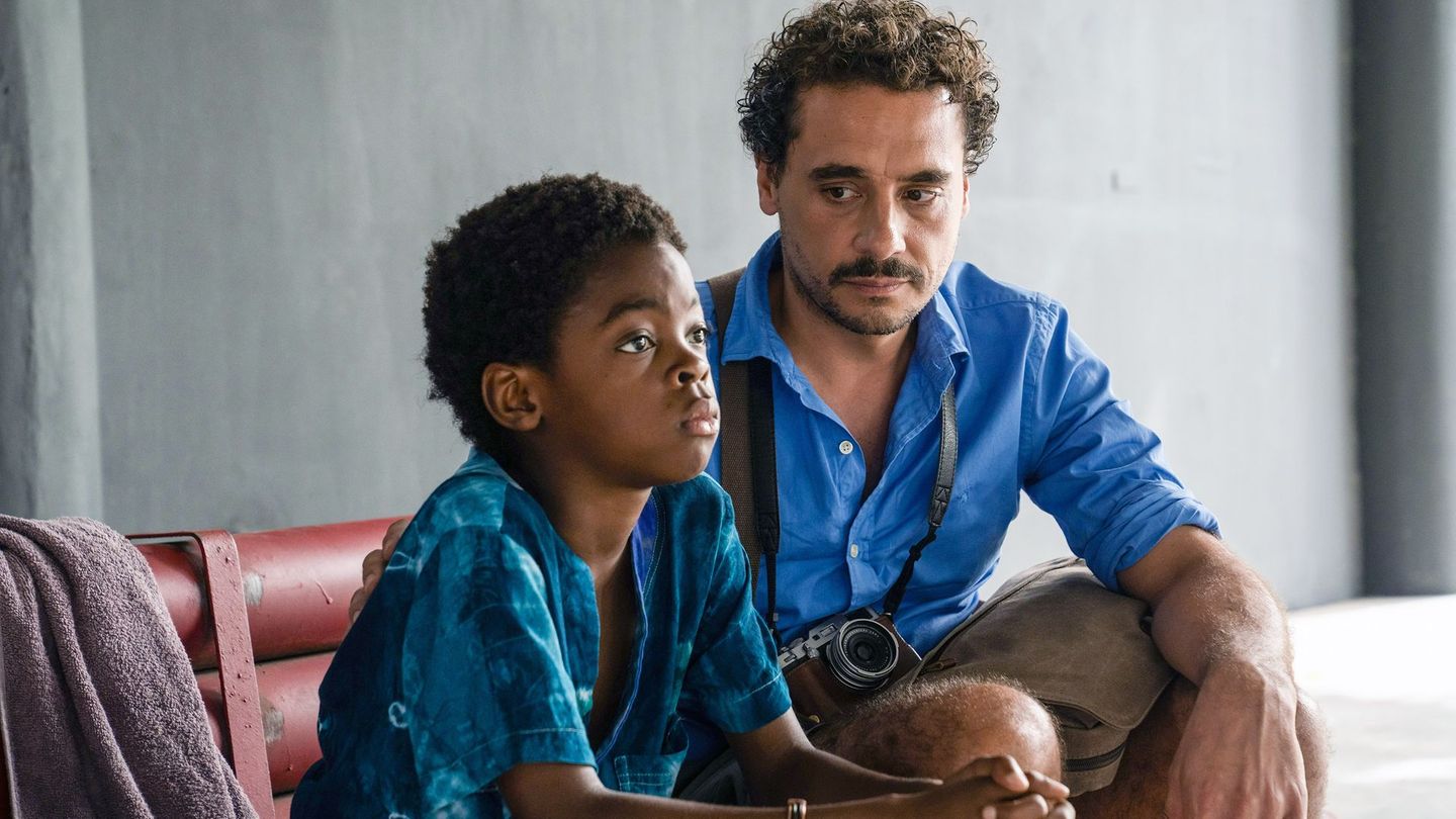 Thibaut (Jean Le Peltier, rechts) macht sich Sorgen um Gabriel (Tyron Bayineni). Er isst nicht, ist schlecht gelaunt, bockig. So als wäre er sauer auf ihn ...