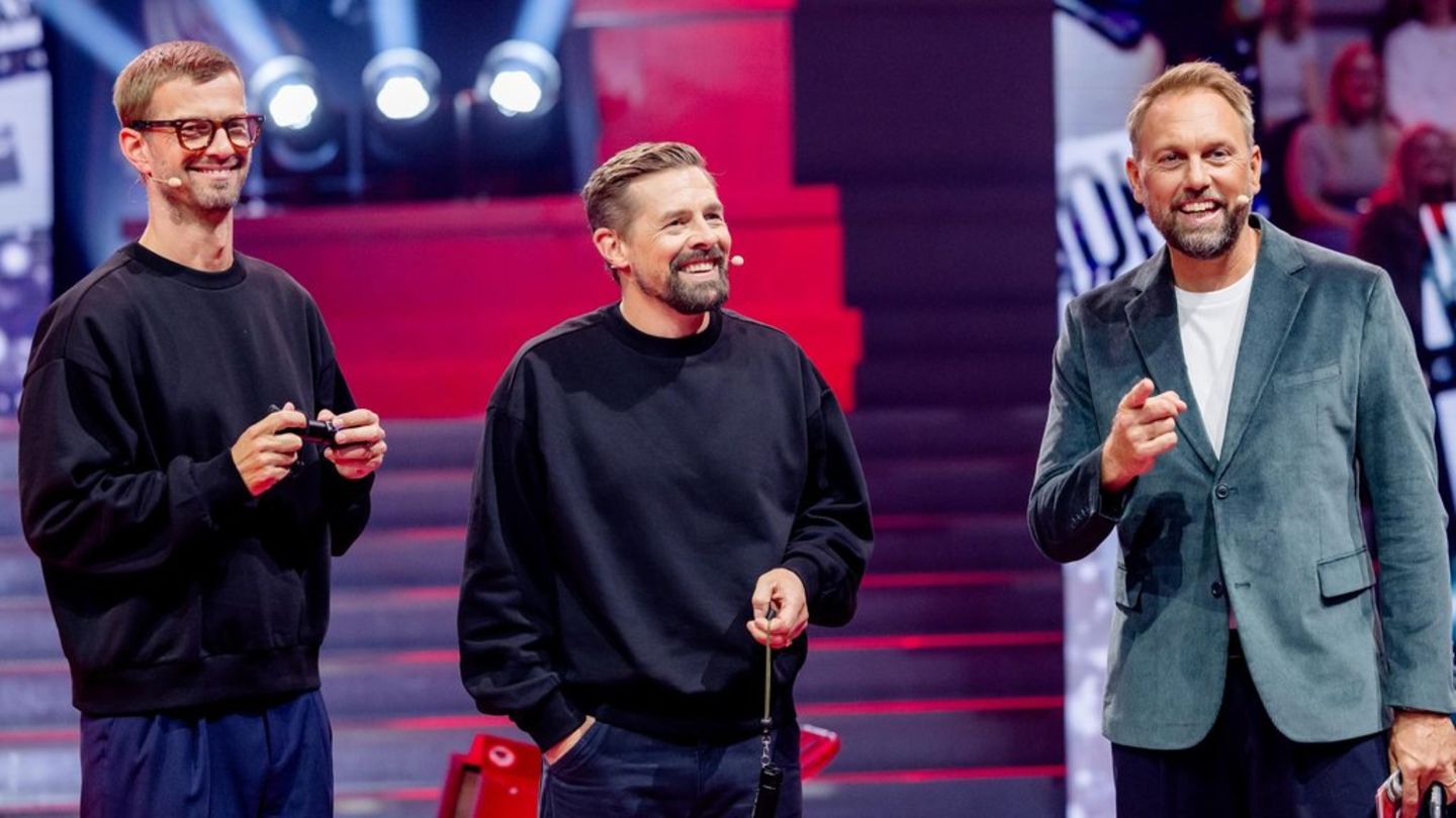 Joko Winterscheidt und Klaas Heufer-Umlauf mit Moderator Steven Gätjen (v.l.n.r.).