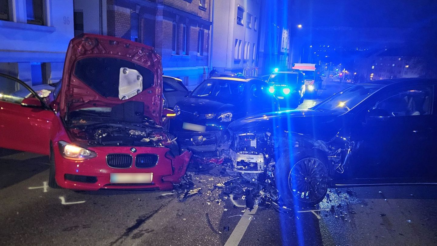 Mehrere Fahrzeuge sind in Stuttgart in einen Unfall verwickelt. Foto: Andreas Rosar/dpa