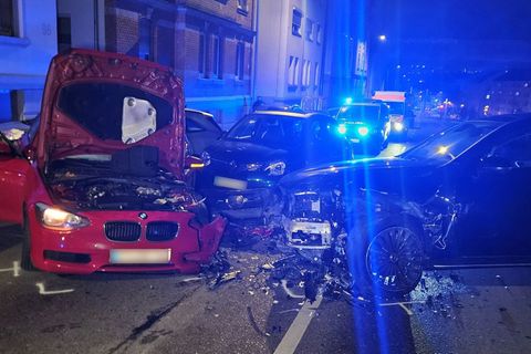 Mehrere Fahrzeuge sind in Stuttgart in einen Unfall verwickelt. Foto: Andreas Rosar/dpa