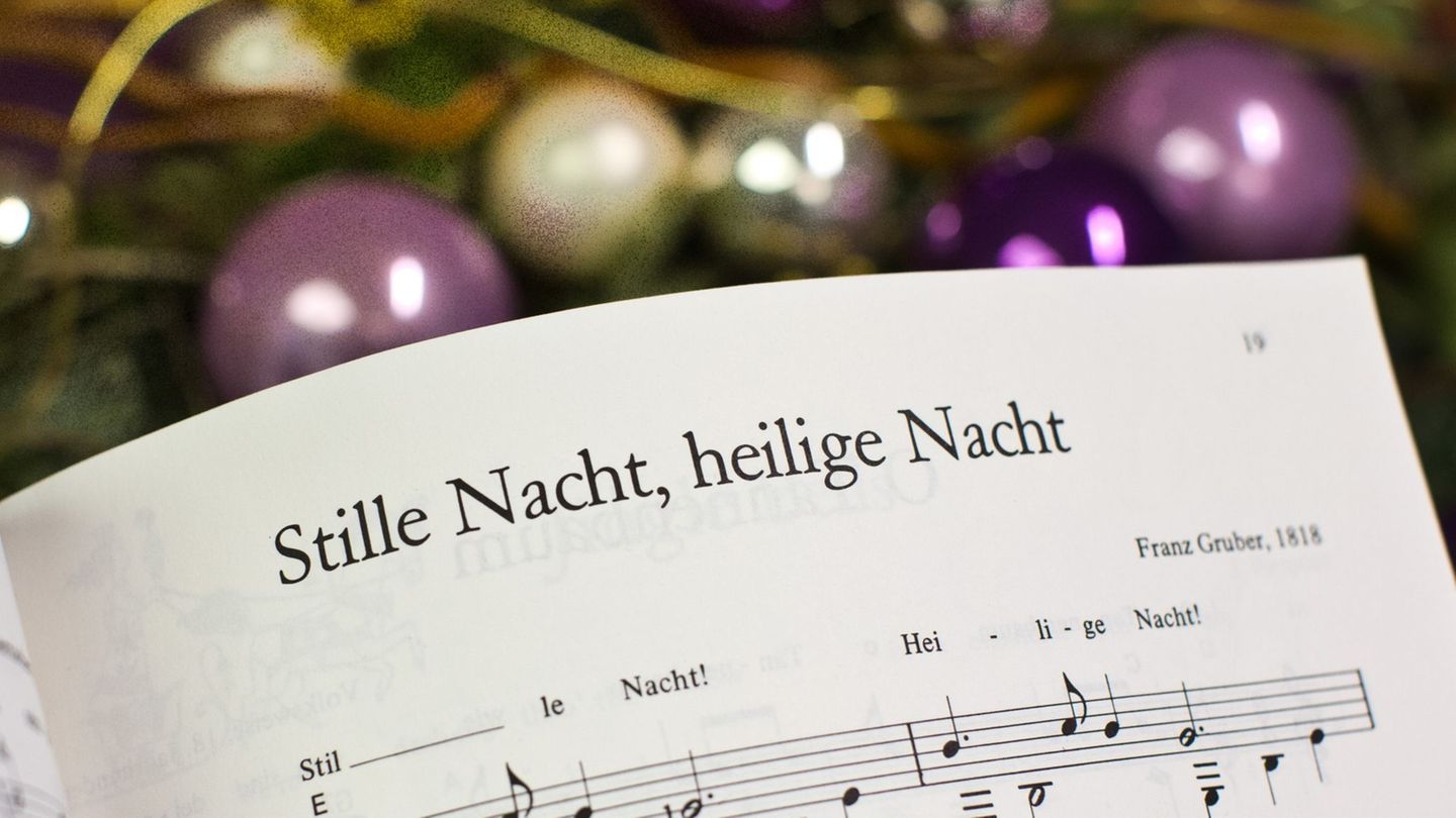 Auch außerhalb von Kirchen und festen Chören finden sich Menschen in Hessen gerne in der Vorweihnachtszeit zum gemeinsamen Singe