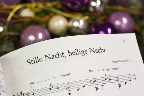 Auch außerhalb von Kirchen und festen Chören finden sich Menschen in Hessen gerne in der Vorweihnachtszeit zum gemeinsamen Singe