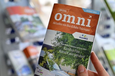 Infos zu dem neuen Angebot gibt es unter anderem in Flyern. Foto: Martin Schutt/dpa