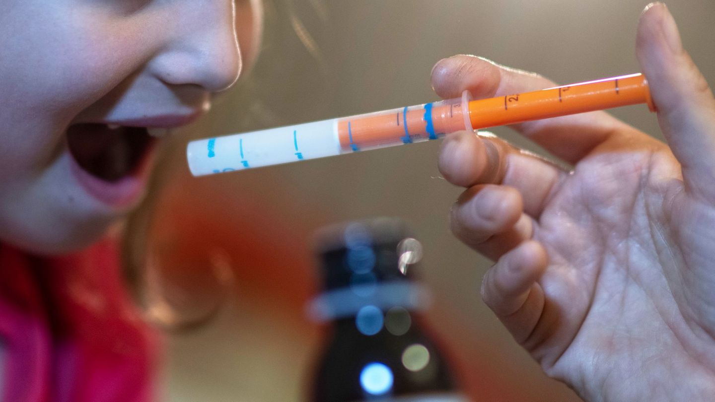 Vor wenigen Jahren waren Fiebersäfte für Kinder knapp, nun hat sich die Lage gebessert (Archivbild) Foto: Hendrik Schmidt/dpa