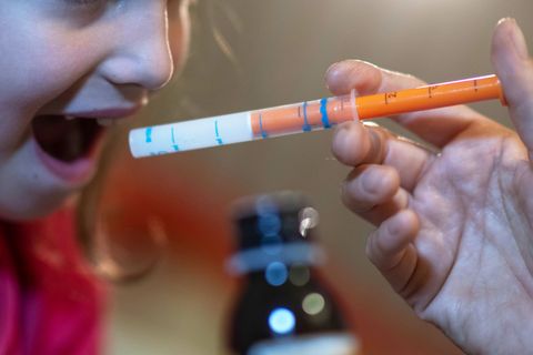 Vor wenigen Jahren waren Fiebersäfte für Kinder knapp, nun hat sich die Lage gebessert (Archivbild) Foto: Hendrik Schmidt/dpa