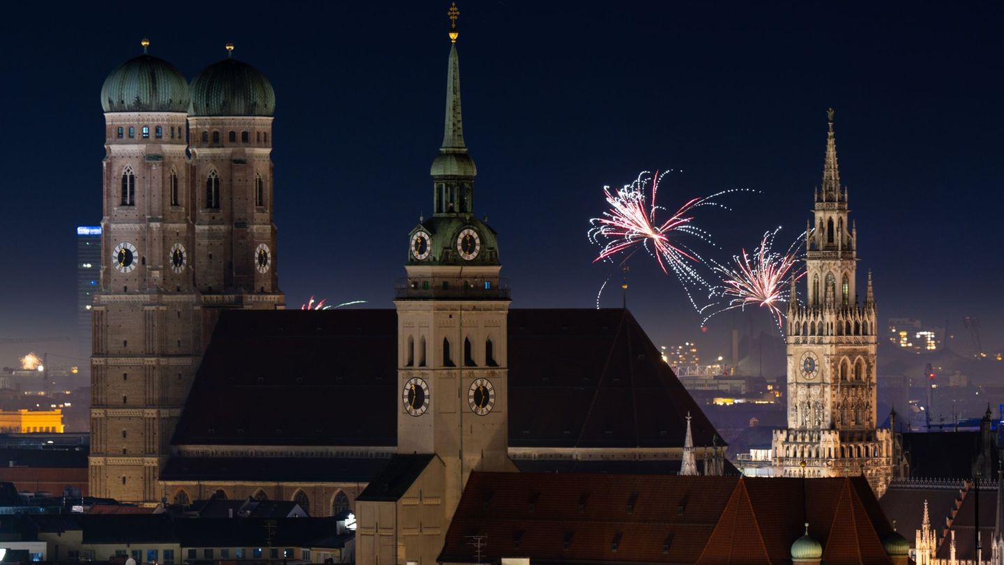 Als Ersatz für Böller und Feuerwerk plant die Stadt München eine Licht- und Lasershow auf der Silvestermeile. (Archivbild) Foto: