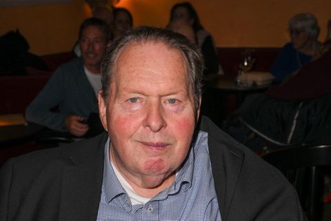 Ottfried Fischer sitzt bei der Verleihung des Bayerischen Kabarettpreises in München im Rollstuhl